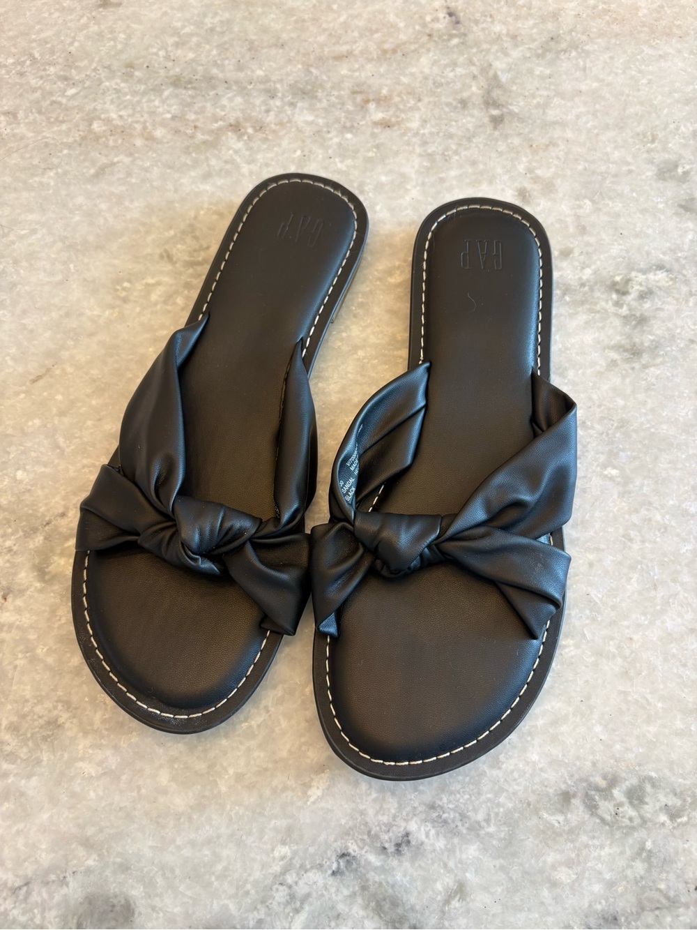 GAP sandals in black size 7